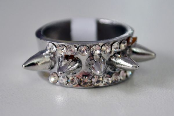 Anel de spike com strass